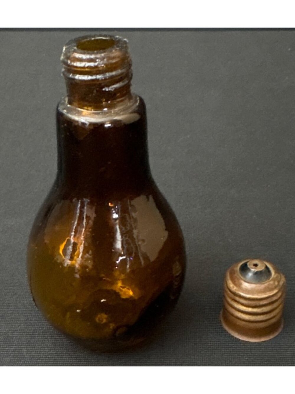 Vintage Amber Glass Light Bulb Bottle Salt Pepper Shaker Metal Lid Brass Bronze - Picture 3 of 16